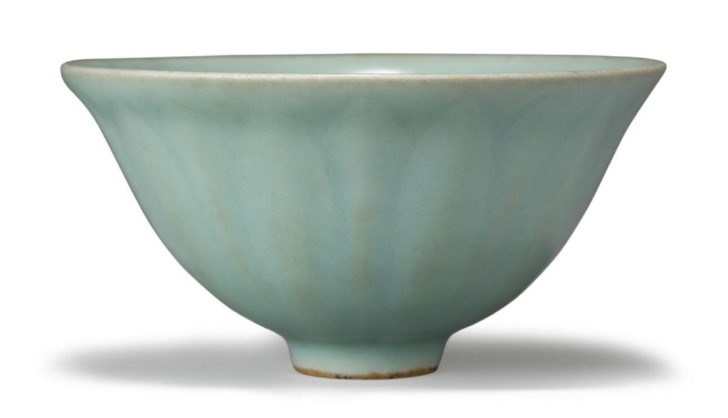  A rare Chinese Longquan kinuta seiji celadon 'lotus petal' bowl, Southern Song dynasty